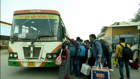 नोएडा, भारत - 22 अक्टूबर, 2022: दिवाली और छठ पूजा उत्सव से पहले मोरना बस डिपो में यात्रियों की भारी भीड़, नोएडा, भारत, अक्टूबर 22, 2022। (सुनील घोष / हिंदुस्तान टाइम्स द्वारा फोटो) (हिंदुस्तान टाइम्स) नोएडा, भारत - 22 अक्टूबर, 2022: दिवाली और छठ पूजा उत्सव से पहले मोरना बस डिपो में यात्रियों की भारी भीड़, नोएडा, भारत, अक्टूबर 22, 2022। (सुनील घोष / हिंदुस्तान टाइम्स द्वारा फोटो) (हिंदुस्तान टाइम्स)