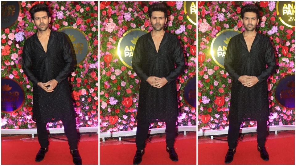 Kartik Aaryan looks dapper in a black outfit as he poses for the paparazzi. (HT Photo/Varinder Chawla)