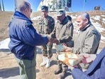 Top defence brass enjoys Deepawali with troops on Pak, China border.(ANI) Top defence brass enjoys Deepawali with troops on Pak, China border.(ANI)