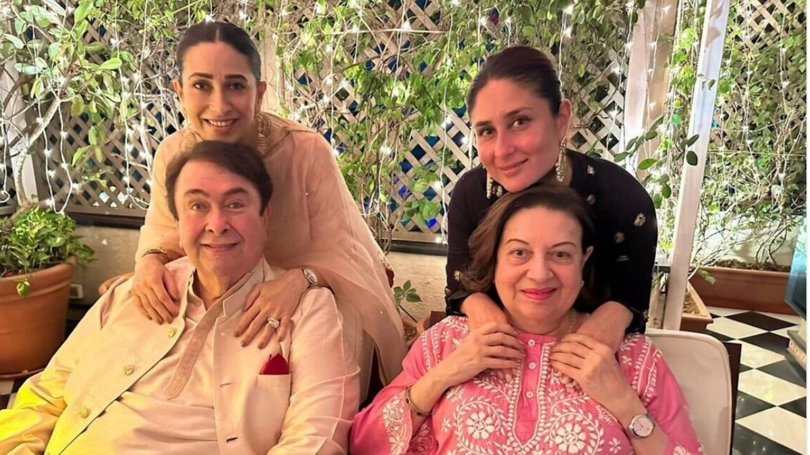 Kareena Kapoor, Karisma pose with parents Randhir and Babita on Diwali