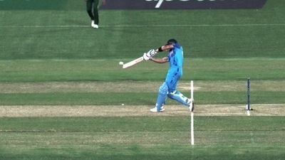 Pakistan legends furious over controversial no ball in India tie