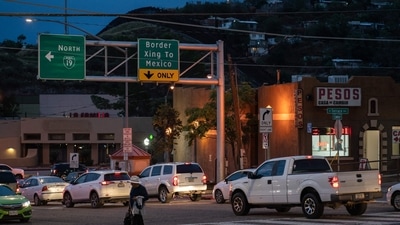 Traffic is seen backed up in Nogales, Arizona, including a lane of cars waiting to cross into Nogales, Sonora, Mexico (seen in the distane), on October 8, 2022. (Photo by MAX HERMAN / AFP) (AFP) Traffic is seen backed up in Nogales, Arizona, including a lane of cars waiting to cross into Nogales, Sonora, Mexico (seen in the distane), on October 8, 2022. (Photo by MAX HERMAN / AFP) (AFP)