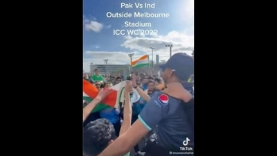 The image shows Indias and Pakistani fans singing and dancing to Pasoori before ICC Men's T20 World Cup 2022 India vs Pakistan match at MCG yesterday. (Instagram/@pakistan_showbiz123) The image shows Indias and Pakistani fans singing and dancing to Pasoori before ICC Men's T20 World Cup 2022 India vs Pakistan match at MCG yesterday. (Instagram/@pakistan_showbiz123)