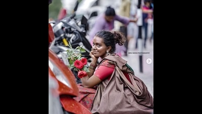 Influencer pretending to be a poor woman selling roses on the streets. (Instagram/@ansha_mohan) Influencer pretending to be a poor woman selling roses on the streets. (Instagram/@ansha_mohan)
