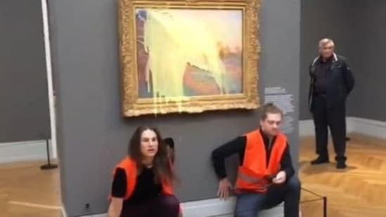 Climate protesters throw mashed potatoes at Monet's Les Meules painting. Watch(Twitter)