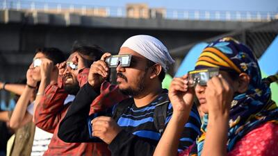 Hundreds of people, especially parents came with their children to witness the eclipse through telescopes and specialised glasses made available by IUCAA and SCEC. (HT PHOTO) Hundreds of people, especially parents came with their children to witness the eclipse through telescopes and specialised glasses made available by IUCAA and SCEC. (HT PHOTO)