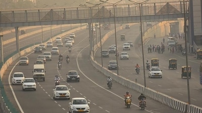(File) Traffic plying on a haze covered NH-24 road. (Photo by Raj K Raj/ Hindustan Times) (Raj K Raj/HT PHOTO) (HT_PRINT) (File) Traffic plying on a haze covered NH-24 road. (Photo by Raj K Raj/ Hindustan Times) (Raj K Raj/HT PHOTO) (HT_PRINT)