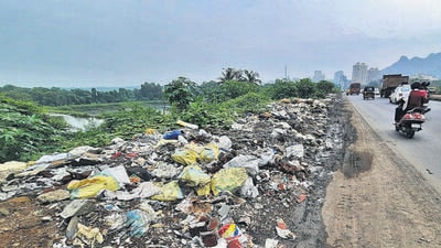 Thane, India - October 13, 2022: Construction debris dumped on Nashik bypass on the Eastern Express Highway near Majiwada, in Thane, Mumbai, India, on Thursday, October 13, 2022. (Praful Gangurde/HT Photo) (HT PHOTO) Thane, India - October 13, 2022: Construction debris dumped on Nashik bypass on the Eastern Express Highway near Majiwada, in Thane, Mumbai, India, on Thursday, October 13, 2022. (Praful Gangurde/HT Photo) (HT PHOTO)