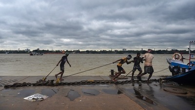 Workers in Kolkata anchor a ferry on the banks of the Ganga as a precautionary measure ahead of the cyclone's landfall.(PTI) Workers in Kolkata anchor a ferry on the banks of the Ganga as a precautionary measure ahead of the cyclone's landfall.(PTI)