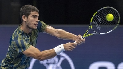 Spain's Carlos Alcaraz returns to Britain's Jack Draper (AP)