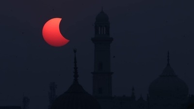 Partial solar eclipse as seen from the old city area of Lucknow in Uttar Pradesh. (Deepak Gupta/ HT Photo) 