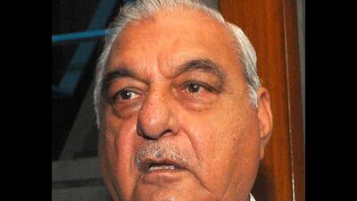 Interacting with Congress supporters during the “Ram-Rami” programme organised in Adampur, former Haryana chief minister Bhupinder Singh Hooda claimed that there are no teachers in schools, doctors in hospitals and employees in offices and claimed that claimed that the BJP’s departure from Haryana is fixed in 2024. (HT File Photo)