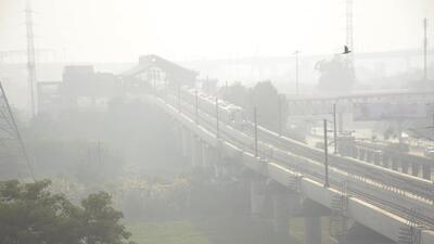 Ghaziabad, India - October 25, 2022: A view of the Hindon Metro Station engulfed in dense smog the day after Diwali, Ghaziabad, India, on Tuesday, October 25, 2022. (Photo by Sakib Ali / Hindustan Times) Ghaziabad, India - October 25, 2022: A view of the Hindon Metro Station engulfed in dense smog the day after Diwali, Ghaziabad, India, on Tuesday, October 25, 2022. (Photo by Sakib Ali / Hindustan Times)