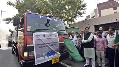 Delhi environment minister Gopal Rai flags off mobile anti-smog guns at the Delhi Secretariat. (Sanjeev Verma/HT Photo) Delhi environment minister Gopal Rai flags off mobile anti-smog guns at the Delhi Secretariat. (Sanjeev Verma/HT Photo)