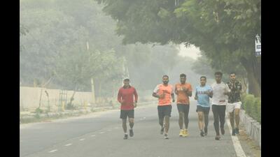 Morning walkers out in the smog, a day after Diwali, in New Delhi, India, on Tuesday, October 25, 2022. (Hindustan Times)