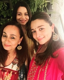 Soni Razdan shared a selfie with Alia Bhatt and Shaheen Bhatt. Soni Razdan shared a selfie with Alia Bhatt and Shaheen Bhatt.