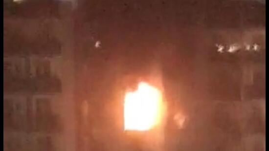 दीपावली की रात जी नोएडा के गगनचुंबी इमारत में लगी आग, कोई हताहत नहीं