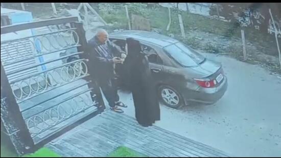 The incident took place at about 3.30pm in front a hotel in Sector 39 on Sunday where the victim Faris Muslim Abbasand his wife, Nada Ali Salman (54), were staying. (HT Photo) The incident took place at about 3.30pm in front a hotel in Sector 39 on Sunday where the victim Faris Muslim Abbasand his wife, Nada Ali Salman (54), were staying. (HT Photo)