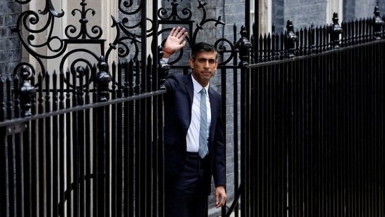 Britain's new Prime Minister Rishi Sunak waves outside 10 Downing Street wearing a sacred Hindu thread on his forearm.(REUTERS)