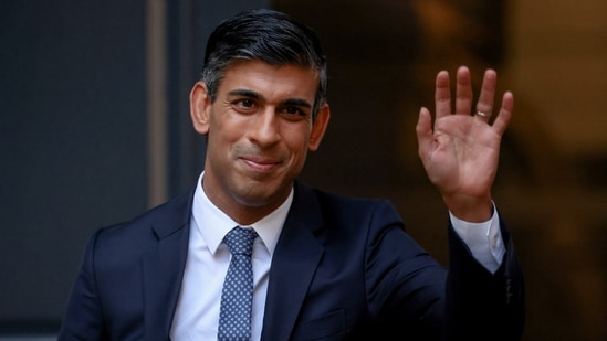 New leader of Britain's Conservative Party Rishi Sunak waves outside the party's headquarters in London, Britain, October 24. (Reuters)(REUTERS)