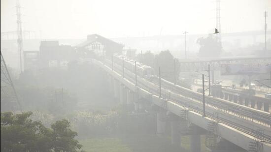 Ghaziabad, India - October 25, 2022: A view of the Hindon Metro Station engulfed in dense smog the day after Diwali, Ghaziabad, India, on Tuesday, October 25, 2022. (Photo by Sakib Ali / Hindustan Times)