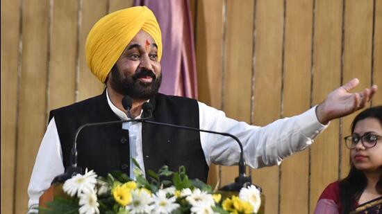 Punjab chief minister Bhagwant Mann addressing the gathering during a state-level function to mark Vishwakarma Day in Ludhiana on Tuesday. (Gurpreet Singh/Hindustan Times)