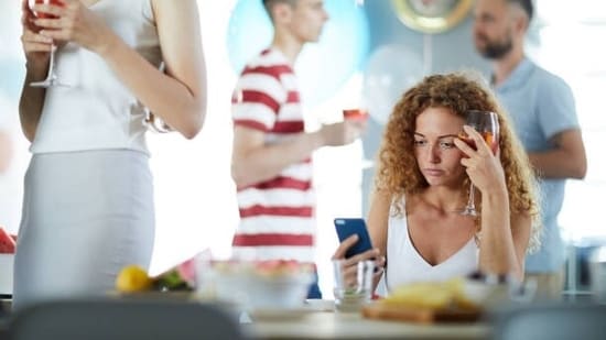 5 tips to manage social anxiety at a party (istockphoto)