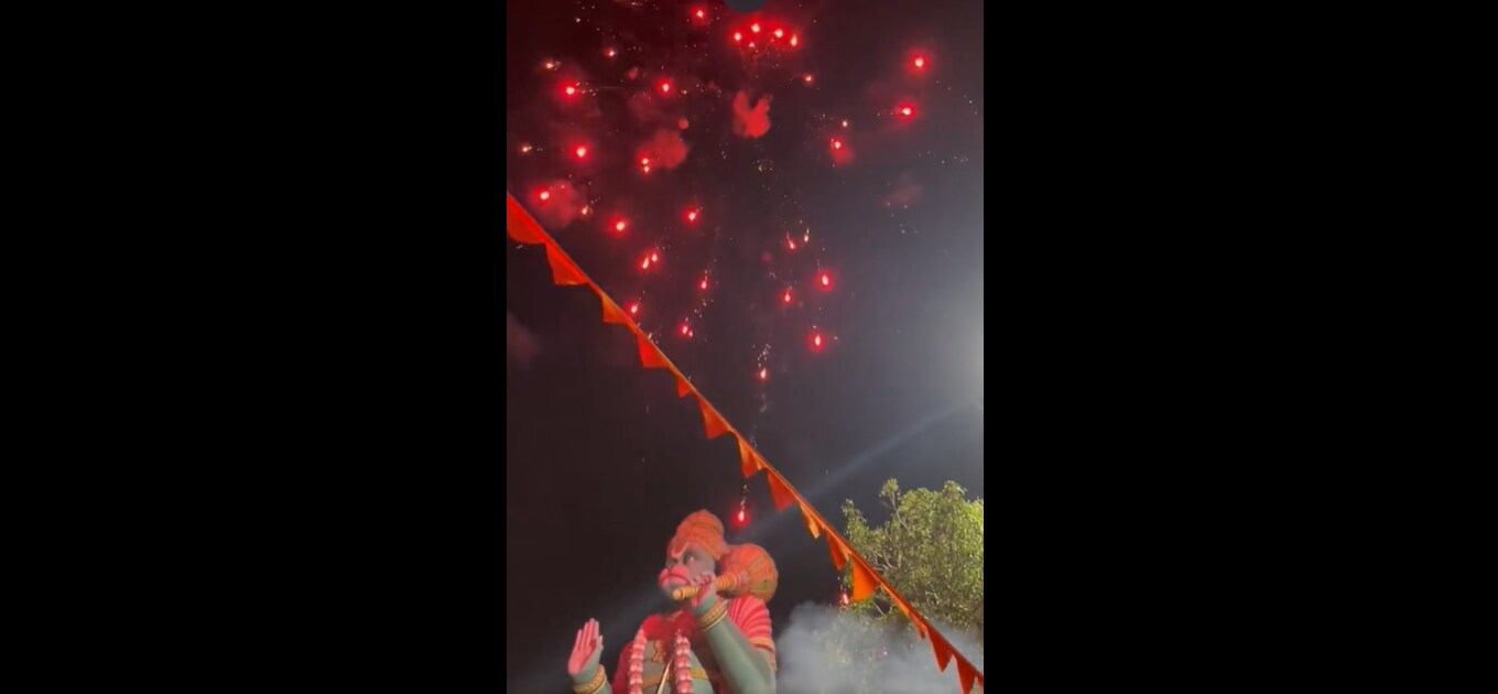 Bengaluru saw crowded and decked up shopfronts, serial sets, lights, and a skyline full of fireworks this Deepawali. ( Gopal Keshri-Twitter) Bengaluru saw crowded and decked up shopfronts, serial sets, lights, and a skyline full of fireworks this Deepawali. ( Gopal Keshri-Twitter)
