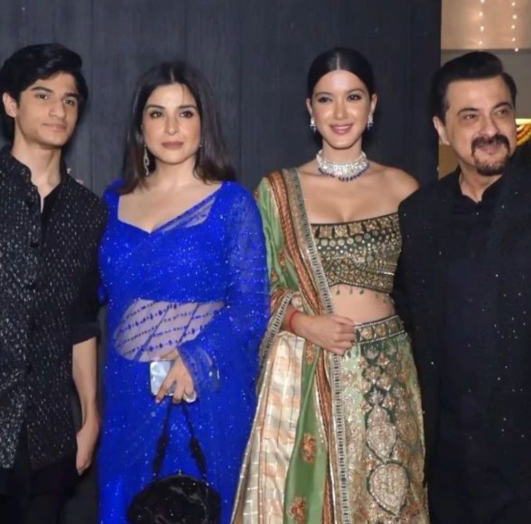 The actress turned up in a lehenga-choli look, and posed with her fam jam at Sonam Kapoor's Diwali party. (Varinder Chawla)