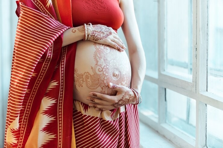 Diwali season is a time to enjoy, celebrate, and spend quality time with your loved ones. But during this festive season, expectant mothers should take extra caution. (Freepik) Diwali season is a time to enjoy, celebrate, and spend quality time with your loved ones. But during this festive season, expectant mothers should take extra caution. (Freepik)