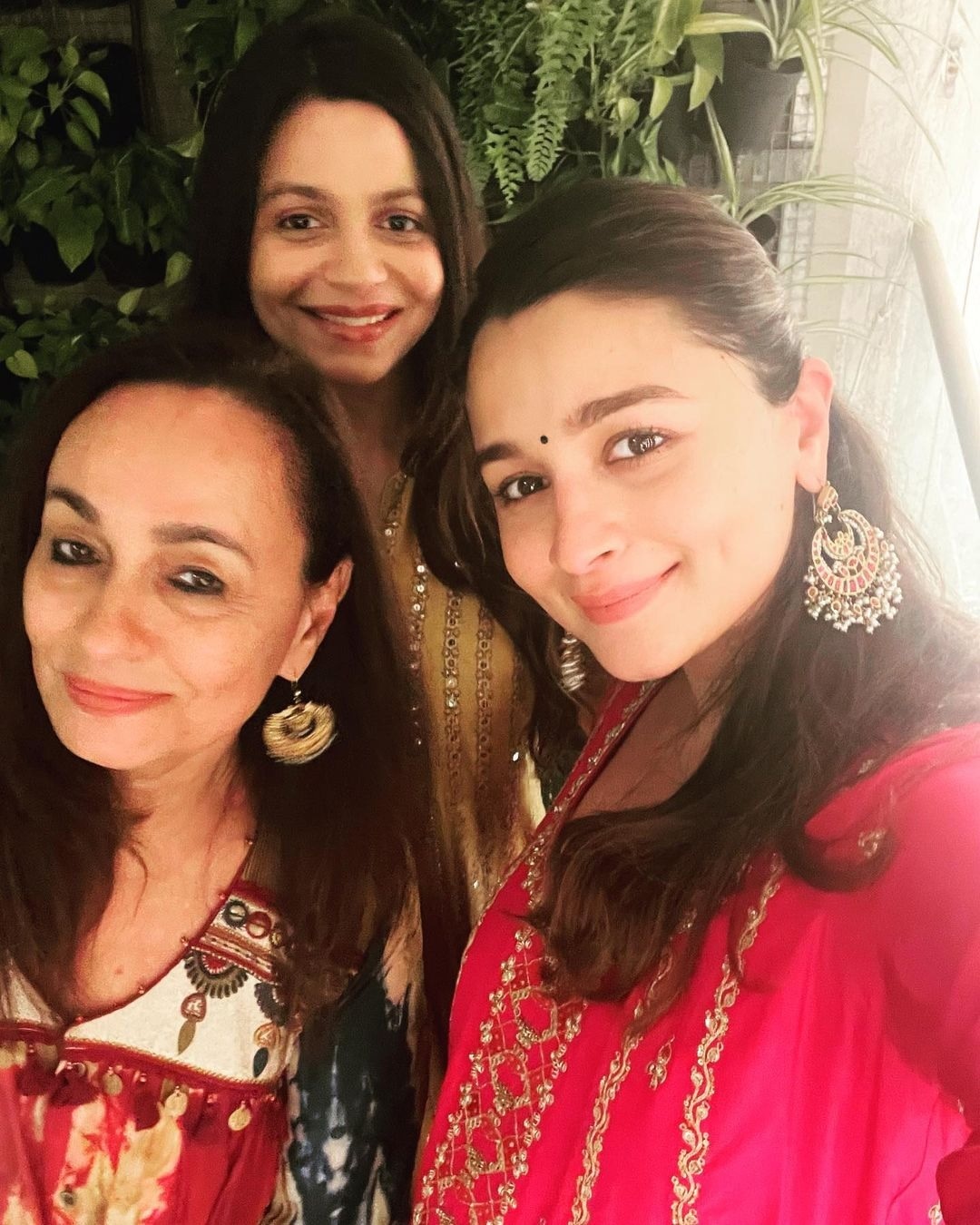 Soni Razdan shared a selfie with Alia Bhatt and Shaheen Bhatt.