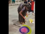 Woman makes a quick rangoli.(Instagram/@bhagyashree_s_tayde) Woman makes a quick rangoli.(Instagram/@bhagyashree_s_tayde)