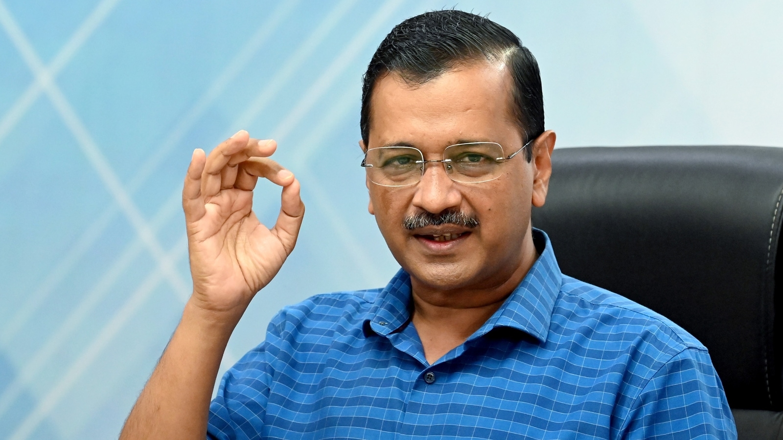 ex-aap-leader-asks-pm-modi-to-sack-economic-advisors-in-jibe-at-kejriwal