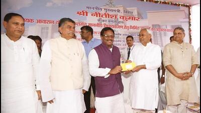 Bihar CM hands over flats to one of the eight MLAs in Patna on Wednesday. (Santosh Kumar/HT Photo) Bihar CM hands over flats to one of the eight MLAs in Patna on Wednesday. (Santosh Kumar/HT Photo)