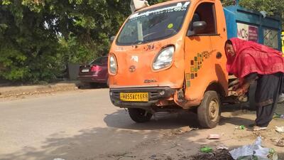 A sanitation worker deflates the tyre of an MCG vehicle. (HT Photo) A sanitation worker deflates the tyre of an MCG vehicle. (HT Photo)