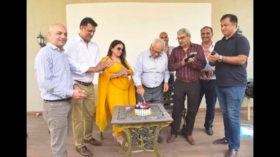 Subhash Berry cutting cake while other relatives of British Prime Minister Rishi Sunak at Berry’s residence look on in civil lines area in Ludhiana on Wednesday (Photo by Gurpreet Singh/Hindustan Times) Subhash Berry cutting cake while other relatives of British Prime Minister Rishi Sunak at Berry’s residence look on in civil lines area in Ludhiana on Wednesday (Photo by Gurpreet Singh/Hindustan Times)