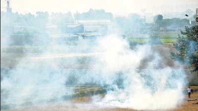 A farmer in Ghaziabad sets fire to his crop. (Sakib Ali/HT Photo) A farmer in Ghaziabad sets fire to his crop. (Sakib Ali/HT Photo)