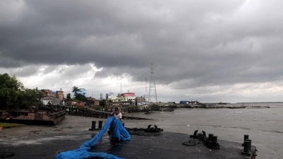 Cyclone Sitrang In Bangladesh: Cyclone Sitrang crossed the Bangladesh coast on Monday. (PTI) Cyclone Sitrang In Bangladesh: Cyclone Sitrang crossed the Bangladesh coast on Monday. (PTI)