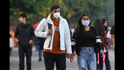 With mercury continuing on its downward trend as winter approaches, city residents have started switching to warmer, full-sleeved clothes. (Keshav Singh/HT) With mercury continuing on its downward trend as winter approaches, city residents have started switching to warmer, full-sleeved clothes. (Keshav Singh/HT)