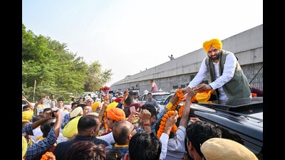 Punjab CM Bhagwant Mann during a roadshow for the election campaign of Aam Aadmi Party (AAP) candidate Satinder Singh ahead of upcoming Adampur constituency byelection, in Hisar district, on Wednesday. (PTI)