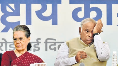 Newly-elected Congress President Mallikarjun Kharge with former party president Sonia Gandhi during his charge-taking ceremony, at AICC headquarters, in New Delhi on Wednesday. (ANI) Newly-elected Congress President Mallikarjun Kharge with former party president Sonia Gandhi during his charge-taking ceremony, at AICC headquarters, in New Delhi on Wednesday. (ANI)