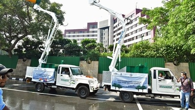 Mobile Anti-Smog Guns spray water on the roads after flag-off by Delhi Environment Minister Gopal Rai to control air pollution in Delhi. (ANI) Mobile Anti-Smog Guns spray water on the roads after flag-off by Delhi Environment Minister Gopal Rai to control air pollution in Delhi. (ANI)