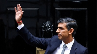 Rishi Sunak: Britain's new Prime Minister Rishi Sunak waves as he enters Number 10 Downing Street. (Reuters)