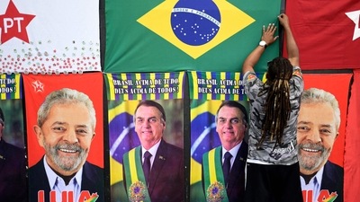 Brazil Elections: Towels with the images of Brazilian president and re-election candidate Jair Bolsonaro and former President (2003-2010) and presidential cadidate Luiz Inacio Lula da Silva are seen. (AFP)