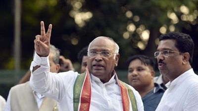 Newly elected Indian National Congress (INC) president Mallikarjun Kharge shows the victory sign at his Rajaji Marg residence, in New Delhi, India, on Wednesday, (HT Photo) Newly elected Indian National Congress (INC) president Mallikarjun Kharge shows the victory sign at his Rajaji Marg residence, in New Delhi, India, on Wednesday, (HT Photo)
