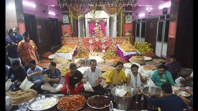 Annakoot puja underway at Kali Bari temple in Ghasiyari Mandi in Lucknow on Wednesday. (Deepak Gupta/ht photo)