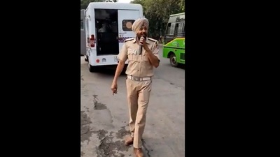 Chandigarh cop singing Daler Mehndi's Bolo Ta Ra Ra to talk about no parking. (Twitter/@dalermehndi) Chandigarh cop singing Daler Mehndi's Bolo Ta Ra Ra to talk about no parking. (Twitter/@dalermehndi)