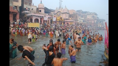 The ritual o bathing begins early after ‘Yamuna Aarti’ at 3 am. (HT file photo)