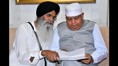 SGPC chief Harjinder Singh Dhami handing over a memorandum to Vice-President Jagdeep Dhankhar during the latter’s visit to Amritsar on Wednesday. (Sameer Sehgal /Hindustan Times)