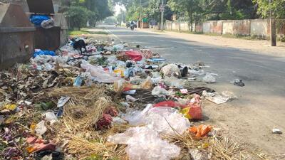 Tonnes of garbage have piled up in every nook and corner of Karnal due to sanitation workers’ strike. It not only raises stink but also creates a health hazard. (HT Photo) Tonnes of garbage have piled up in every nook and corner of Karnal due to sanitation workers’ strike. It not only raises stink but also creates a health hazard. (HT Photo)